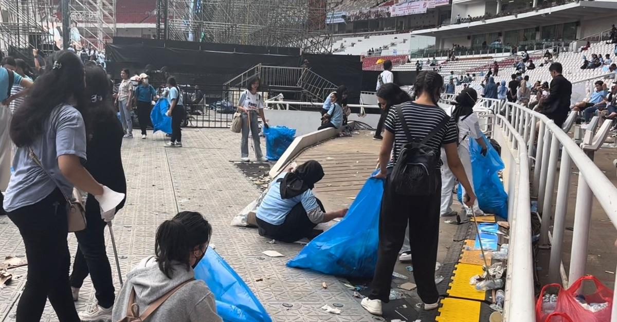 Sigap, Para Pendukung Prabowo-Gibran Inisiatif Bersihkan Sampah Usai Kampanye di GBK
