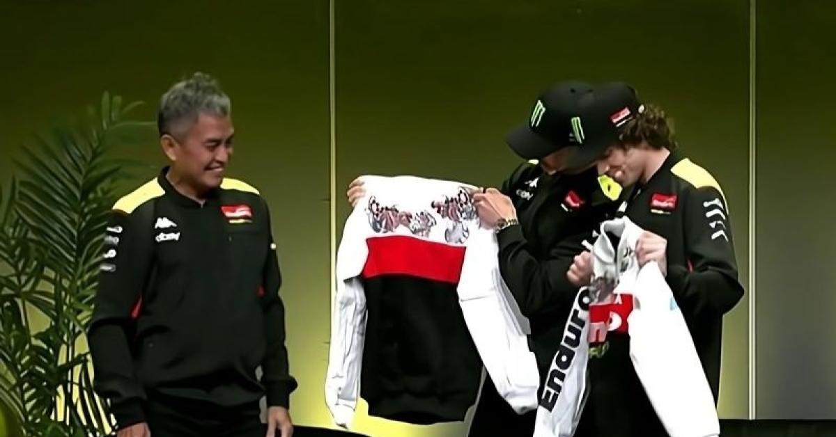 Launching Tim VR46, Valentino Rossi Pakai Jaket Batik