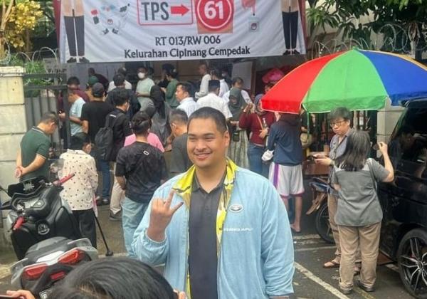 Usai Salurkan Hak Suara di TPS 61 Cipinang Cempedak, Dito Ariotedjo Acungkan Pose 2 Jari