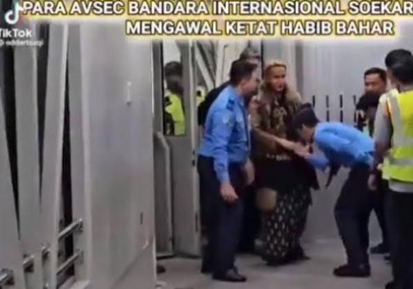 Petugas Bandara Dipecat Gegara Cium Tangan Habib Bahar, Pengacara: Lebay