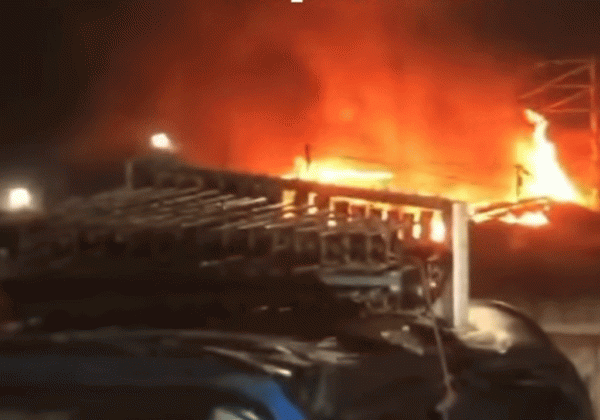 Diduga Korsleting Listrik, 1 Rumah dan 3 Kios di Pasar Poncol Ludes Terbakar