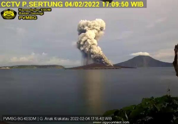 Erupsi Gunung Anak Krakatau Lontarkan Abu Vulkanik 500 Meter ke Arah Barat Daya 