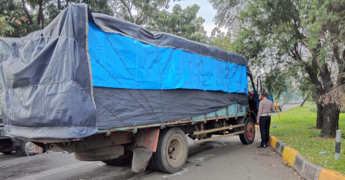 Motor Vs Truk Tronton di Bekasi, Berawal dari Pengendara Sepeda Motor Lawan Arah, Kemudian...