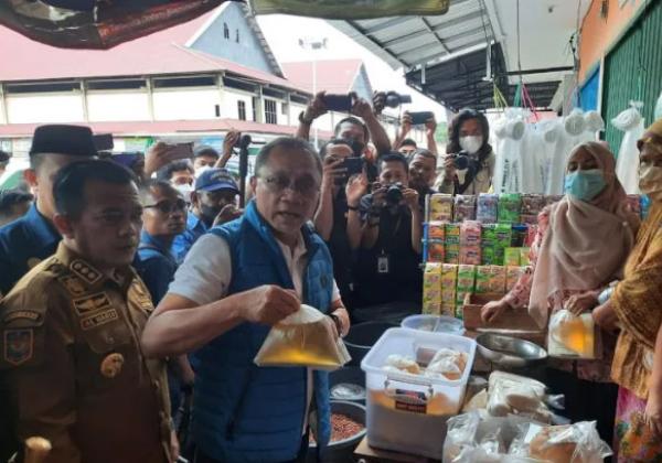 Zulhas Bagikan Minyak Goreng Gratis ke Warga Miskin