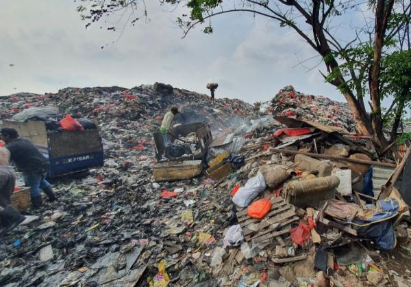 Pembuangan Sampah Liar Menjadi Gunung di Bintara, Pemkot Bekasi Dinilai Tidak Cepat Penanganan