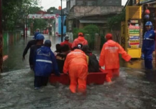 Hujan Deras, Warga Terjebak Banjir di Jalan SD Inpres 04 Ciracas Jakarta Timur