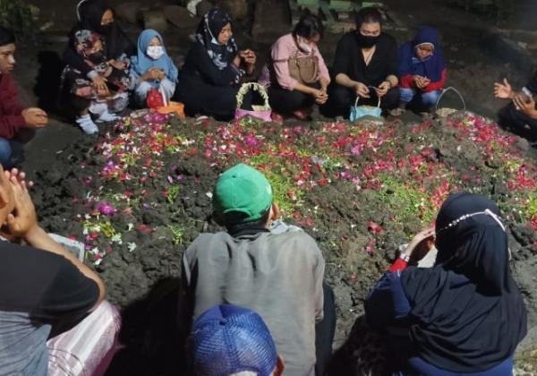 Empat Jenazah Satu Liang Lahat, Pemakaman Korban Kecelakaan Maut di Tol Surabaya-Mojokerto