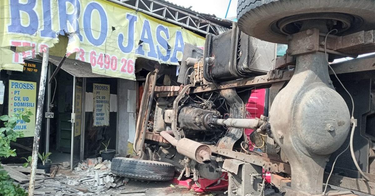 Truk Kontainer Tabrak Mobil dan Dua Toko Hingga Terbalik, Polisi: Diduga Akibat Rem Blong