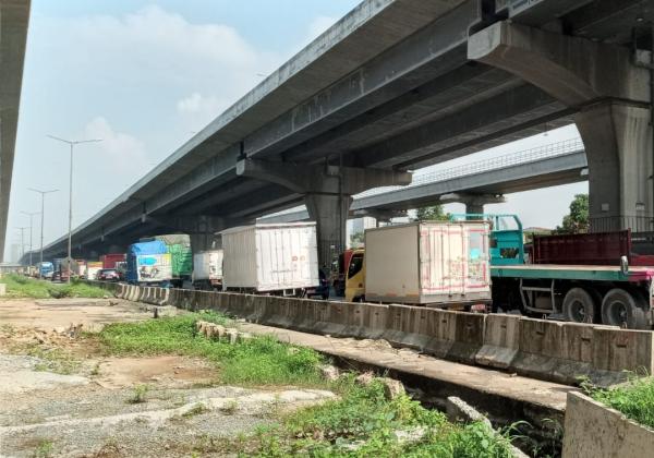 Perbaikan Jalan, Tol Jakarta-Cikampek Macet, Truk dan Mobil Mengular