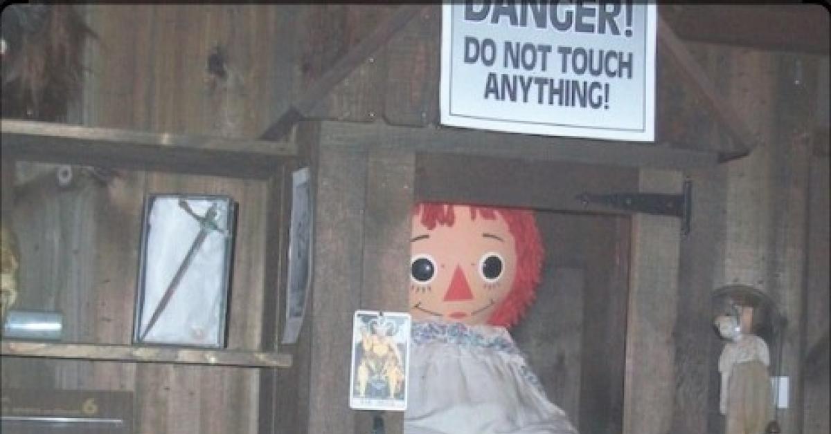 Bentuknya Tidak Seram Tapi Kutukannya Terus Meneror,  Boneka Annabelle