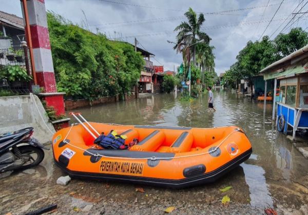 Kota Bekasi Masih Terkepung Banjir, Petugas BPBD Lengkap Dengan Perahu Karet Bersiaga di 5 Titik