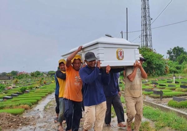 Tangis Keluarga di TPU Perwira Kota Bekasi, Iringi Pemakaman Moses Korban Tabrak Lari Cakung