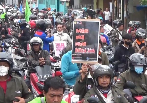 Unjuk Rasa Sambil Dorong Motor, Buruh Kabupaten Bekasi Simbolkan Rakyat Susah Saat BBM Naik