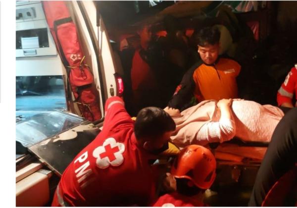Ibu Hamil Terjebak Banjir saat Akan Melahirkan di Ciledug Tangerang