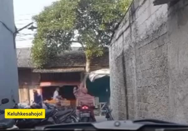 Video Viral Tukang Parkir Ilegal Halangi Akses Keluar Masuk Gang, Begini Kata Warga