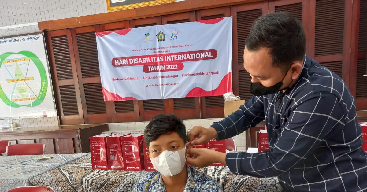 Peringati Hari Disabilitas Internasional,  Kemensos Serahkan Alat bantu Aksesibilitas 