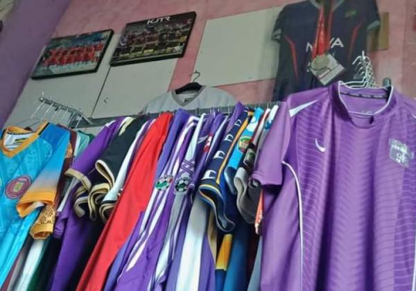 Keren! Suporter Sepak Bola di Tangerang Bangun Museum Jersey Bersejarah Milik Persita, Ini Koleksinya...