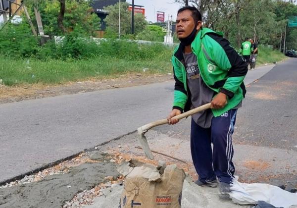 Sering Terjadi Kecelakaan dan Tak Ada Respon Pemerintah, Komunitas Ojol Patungan Perbaiki Jalan di Kota Bekasi