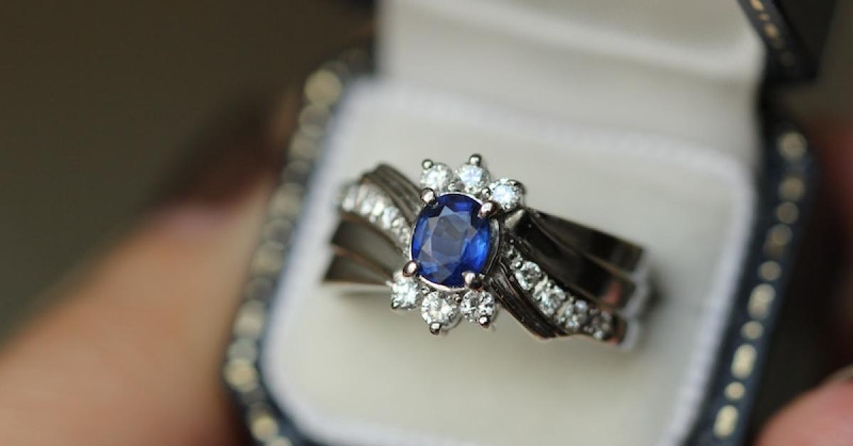 Mengenal Khasiat Cincin Blue Safir, Perhiasan Mewah yang Sering Dipadukan dengan Berlian