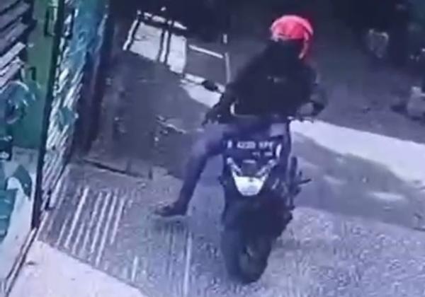 Manfaatkan Situasi Sepi Hari Libur Nasional, Pencuri Nekat Mengambil Sepeda Motor di SMPN 4 Kota Bekasi
