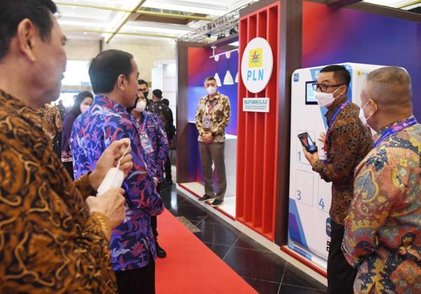 Presiden Jokowi Tinjau Kemudahan Tukar Baterai Motor Listrik, Dirut: Pakai PLN Mobile Cukup 1 Menit