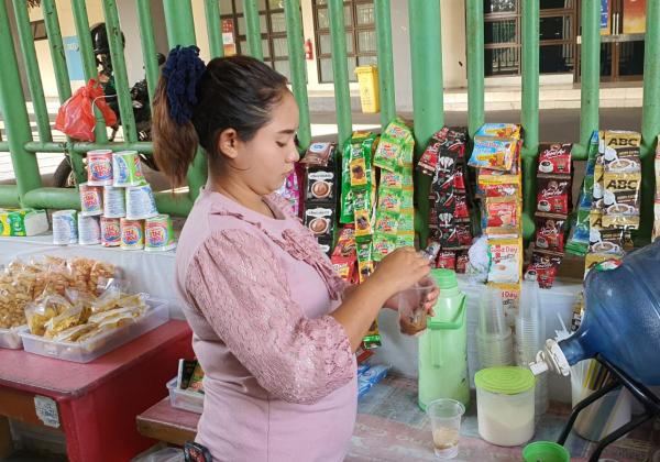Pembeli Minuman Dingin di Bekasi Meningkat Selama Cuaca Panas, Pedagang Sulit Mendapat Es Batu Kristal