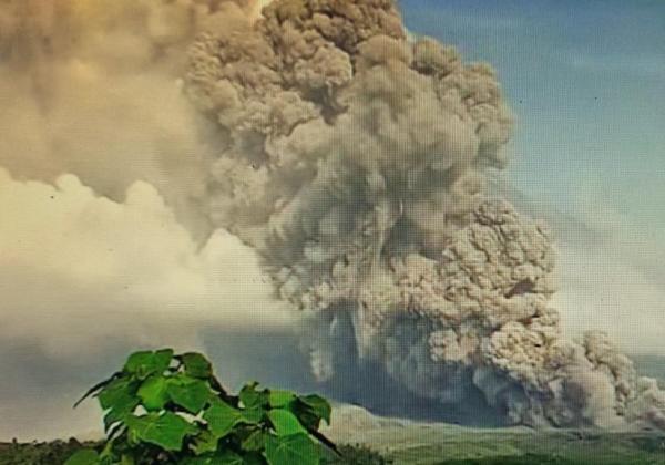 Erupsi Gunung Semeru Tercatat Sebanyak Tiga Kali, Keluarkan Kolom Abu Setinggi 1,5 Km