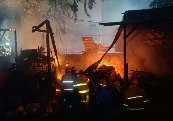 Kebakaran Hebat di Mampang Prapatan, 36 Unit Damkar Dikerahkan