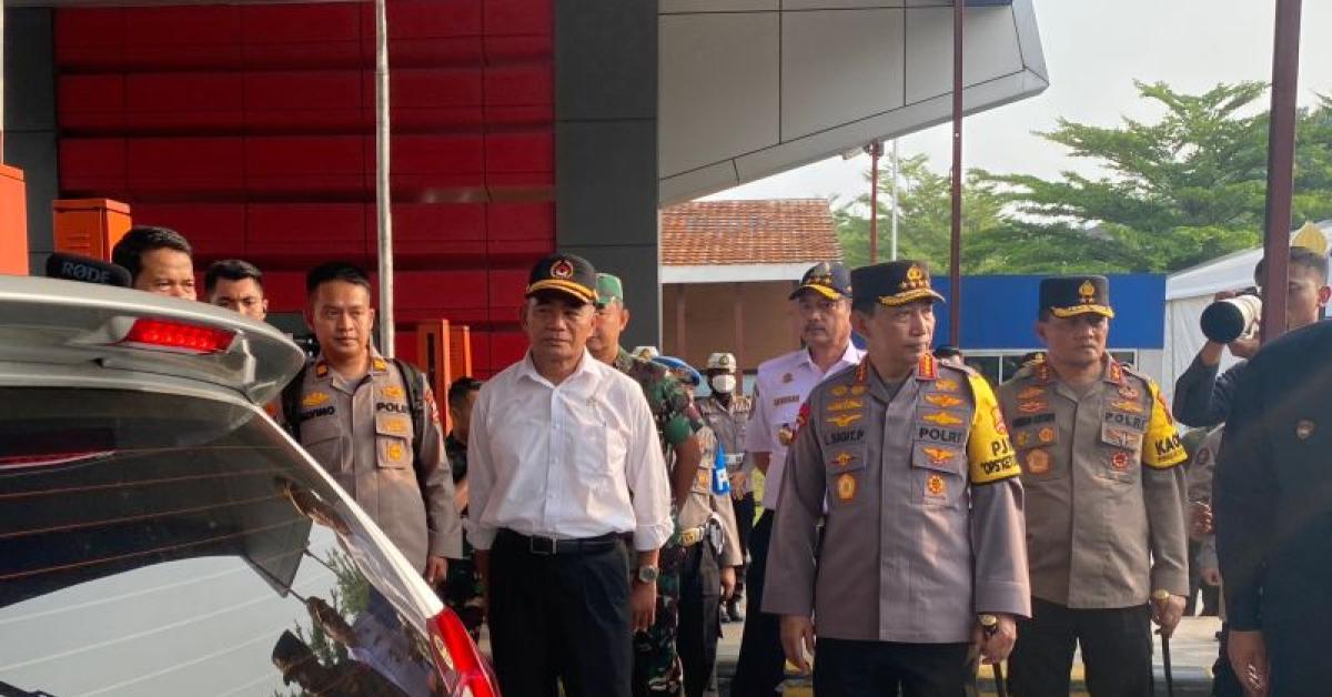 Kapolri dan Menko PMK Tinjau Arus Mudik di GT Kalikangkung Semarang, Jawa Tengah