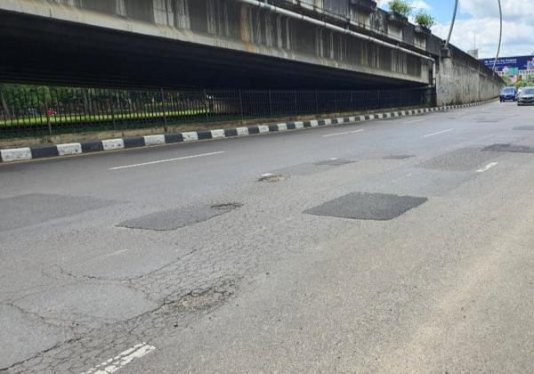 Ruas Jalanan Kota Bekasi Berlubang dan Rusak Parah Usai Diguyur Hujan, Pemkot : Sementara Kita Tambal Dulu