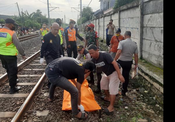 Wanita Tanpa Identitas Tertabrak Kereta Api Saat Menyebrang di Jalur Rel Bekasi Timur
