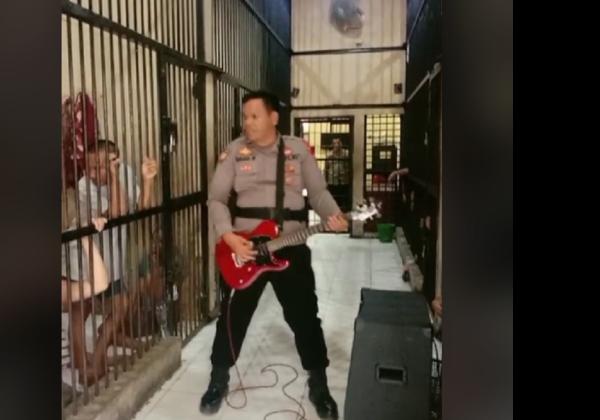 Viral! Polisi Ini Gelar Konser untuk Hibur Para Tahanan Ketika Lebaran, Bawakan Lagu Dewa 19 dan Iwan Fals