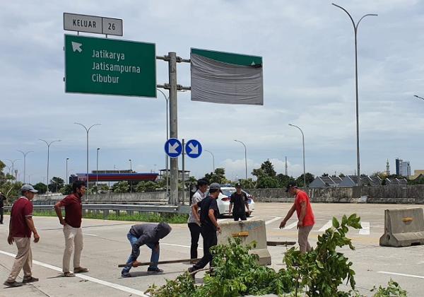Haknya Belum Juga Dibayarkan, Puluhan Ahli Waris Kembali Memblokade Tol Jatikarya Kota Bekasi