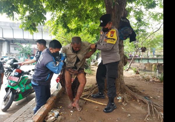Berlangsung Dramatis, Bhabinkamtibmas Polsek Tambora Evakuasi Tunawisma Sakit ke RS Cengkareng