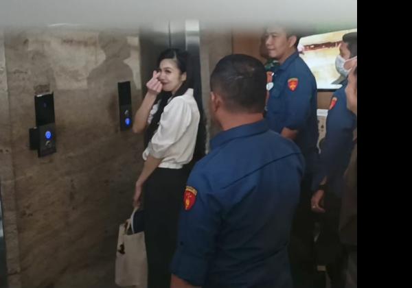 Suami Terjerat Kasus Korupsi Rp271 Triliun, Sandra Dewi Nenteng Tas Seharga Rp600 Ribu Saat Datangi Kejagung