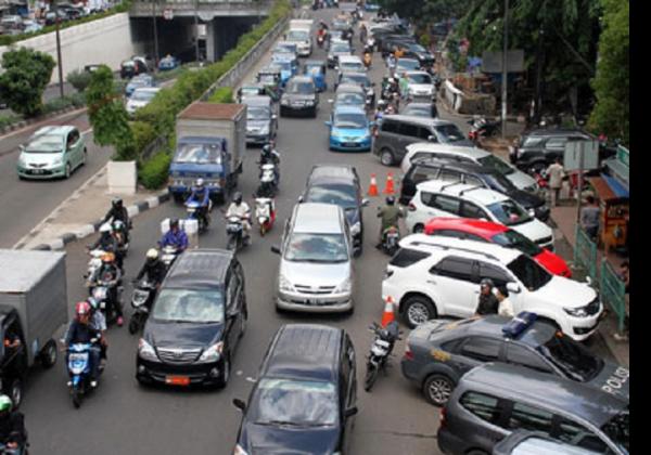 Jalan Senopati Jakarta Selatan Marak Parkir Liar, Kok Aparat Diam Saja?