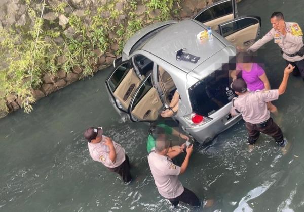 Diduga Panik, Honda Brio Tercebur ke Kali Permumahan di Bekasi, 1 Penumpang Meninggal Dunia