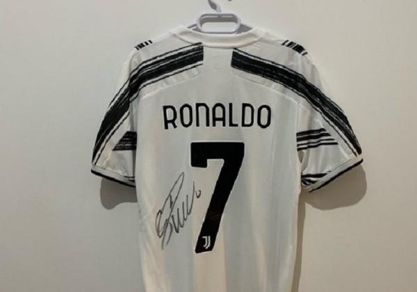 Jersey Juventus dengan Nama dan Tanda Tangan Cristiano Ronaldo Dilelang Merih Demiral
