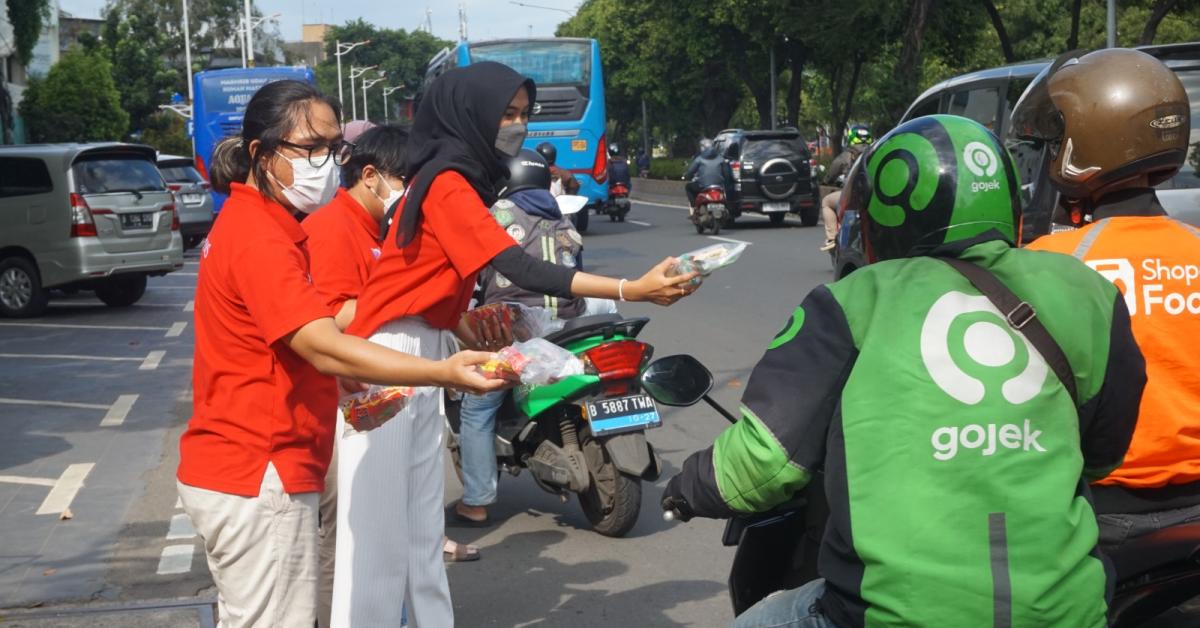 Rayakan Ramadan, TAYS Berbagi Paket Takjil  Bagi Pengguna Jalan dan Pengemudi Ojek Online a7d0b33700ce7982993f8ddfaa773075.jpeg