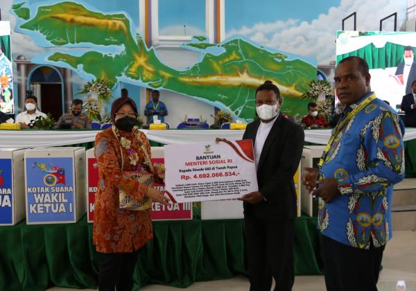 Serahkan Bantuan di Waropen Papua, Mensos Risma Dukung Pemberdayaan Ekonomi