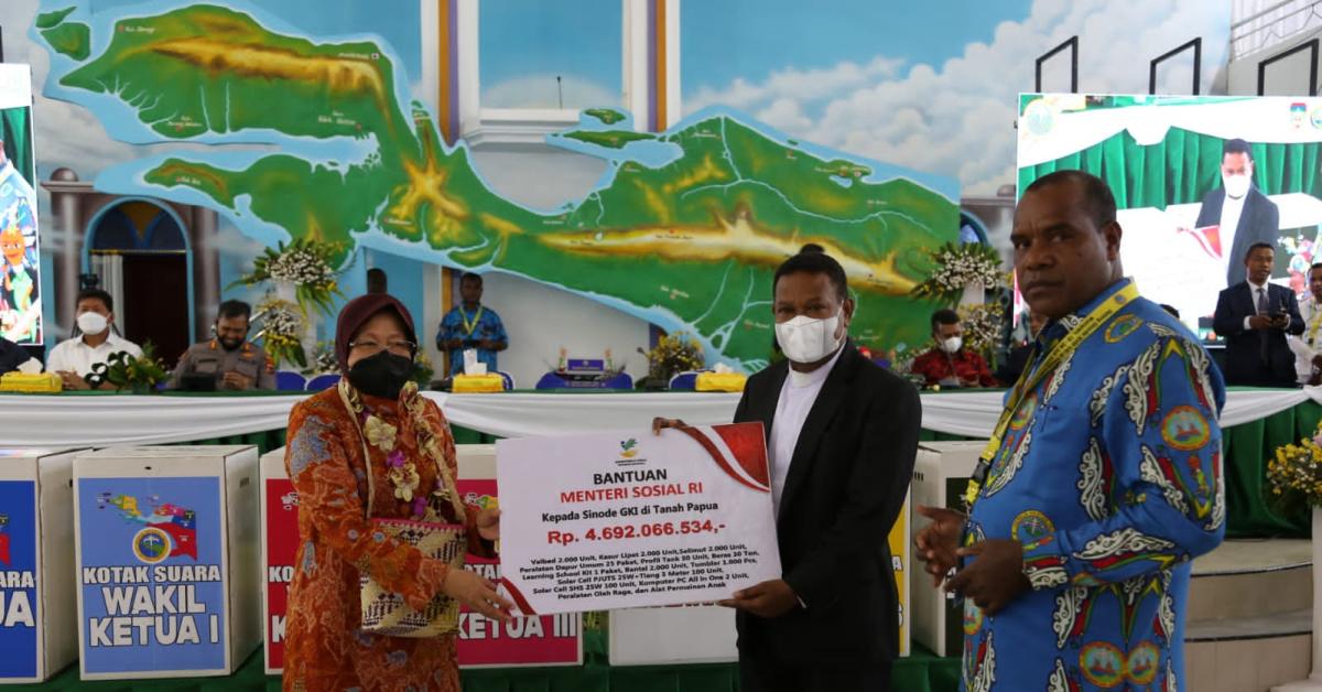 Serahkan Bantuan di Waropen Papua, Mensos Risma Dukung Pemberdayaan Ekonomi