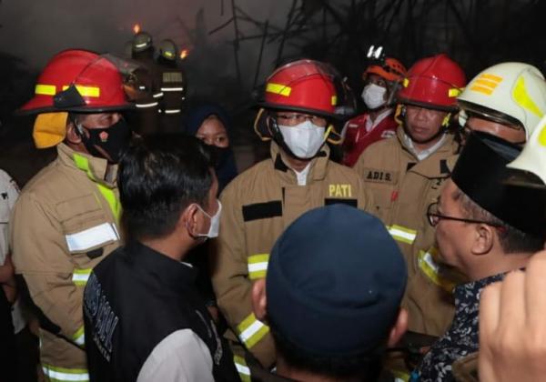 PJ Gubernur Heru Kenakan Baju Pemadam Api saat Turun Langsung Lihat Kebakaran Masjid Jakarta Islamic Center