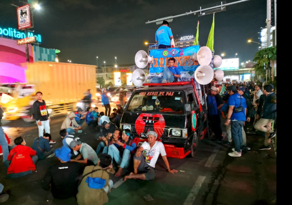 Tuntut Kenaikan UMK 2024, Massa Buruh Terus Bertahan di Simpang Gerbang Tol Bekasi Barat