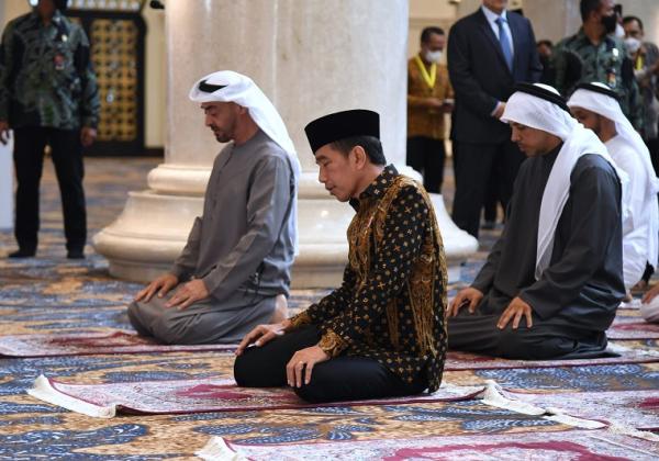 Momen Jokowi dan Presiden MBZ Salat Berdampingan Usai Resmikan Masjid Raya Sheikh Zayed di Solo