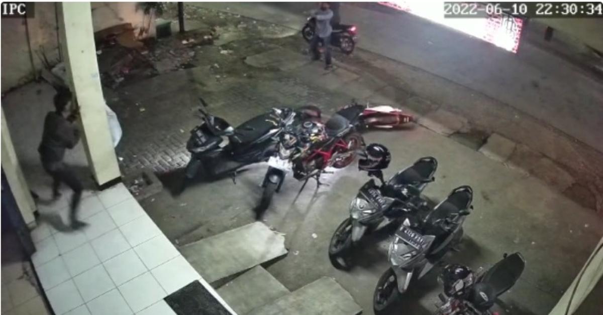 Dor.. Dor! Pencuri Motor Tembaki Korban yang Meneriakinya Maling 