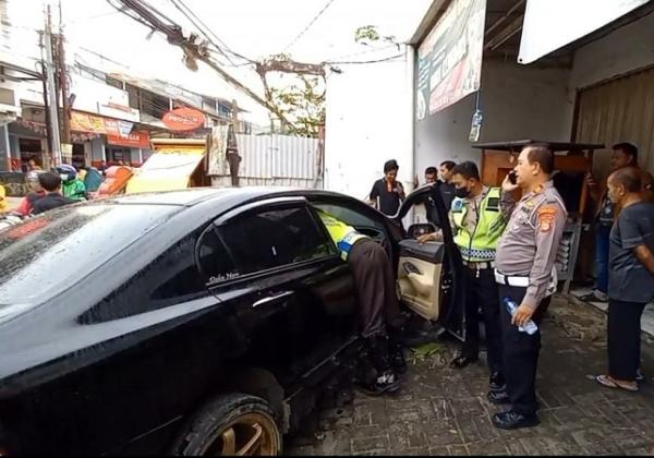 Tiba-tiba Ngebut dan Hilang Kendali, Mobil Sedan di Bekasi Utara Tabrak Gerobak Dagangan dan 5 Orang
