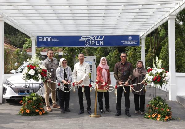 Kepala Sekretariat Presiden Resmikan SPKLU PLN Pertama di Lingkungan Istana Kepresidenan, Dukung Pencapaian NZ