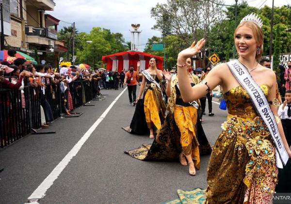 Miss Universe Switzerland ke Tulungagung, Hadiri International Batik Carnival