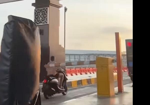 Video Viral! Seorang Bule Nekat Bawa Motor Terobos Gerbang Tol Bali Mandara Hingga Diteriaki Petugas