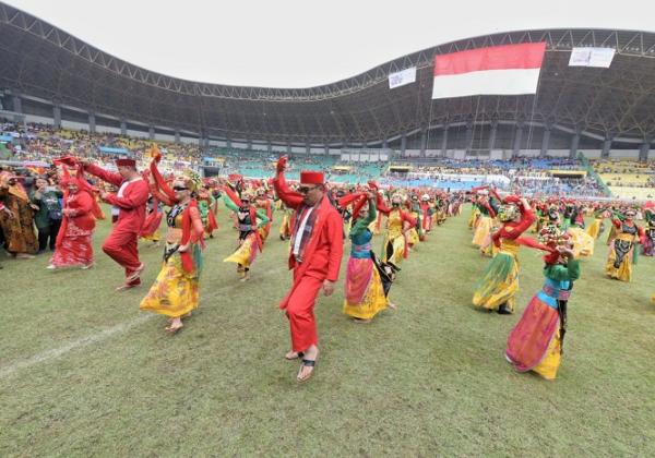 Ridwan Kamil Menari Ronggeng Beken Bersama 3.000 Penari di Kota Bekasi